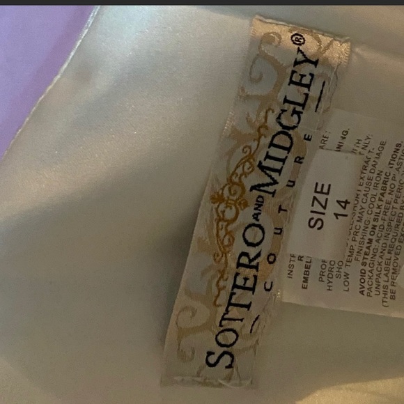 Stunning wedding dress sz 14. - Picture 4 of 5